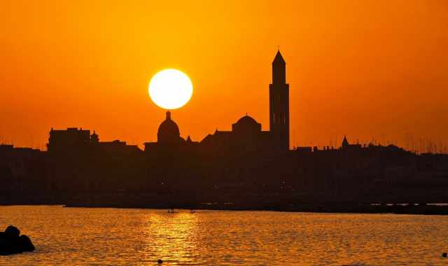 Il tramonto sul mare di Bari: cos raro, cos emozionante. Le foto